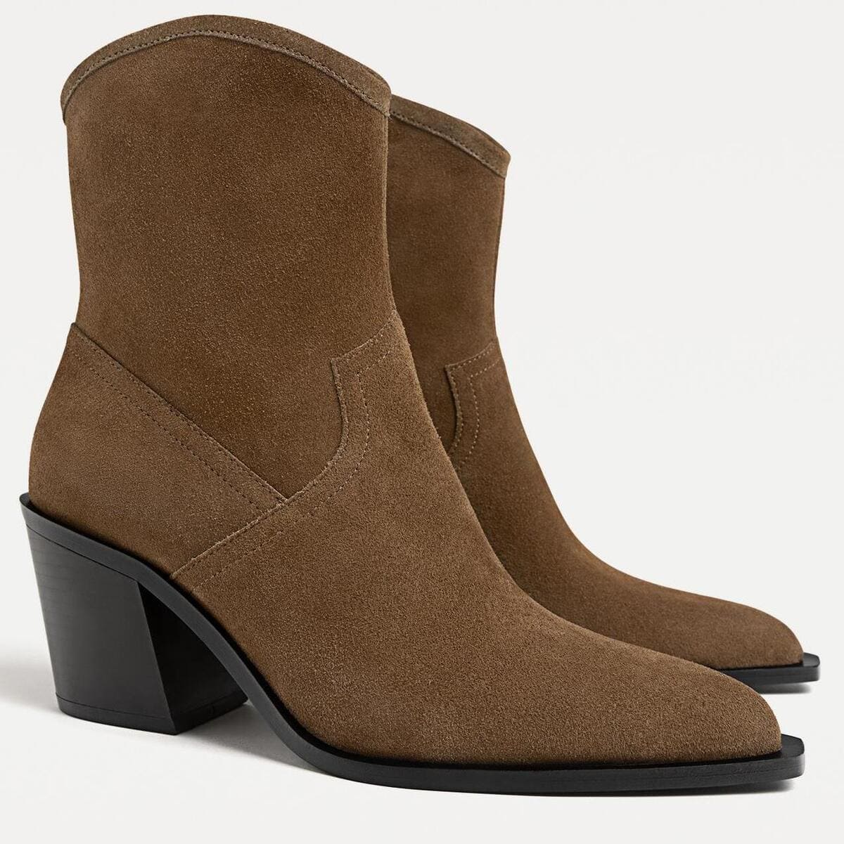 Los botines cowboy de piel en color marrón de Stradivarius