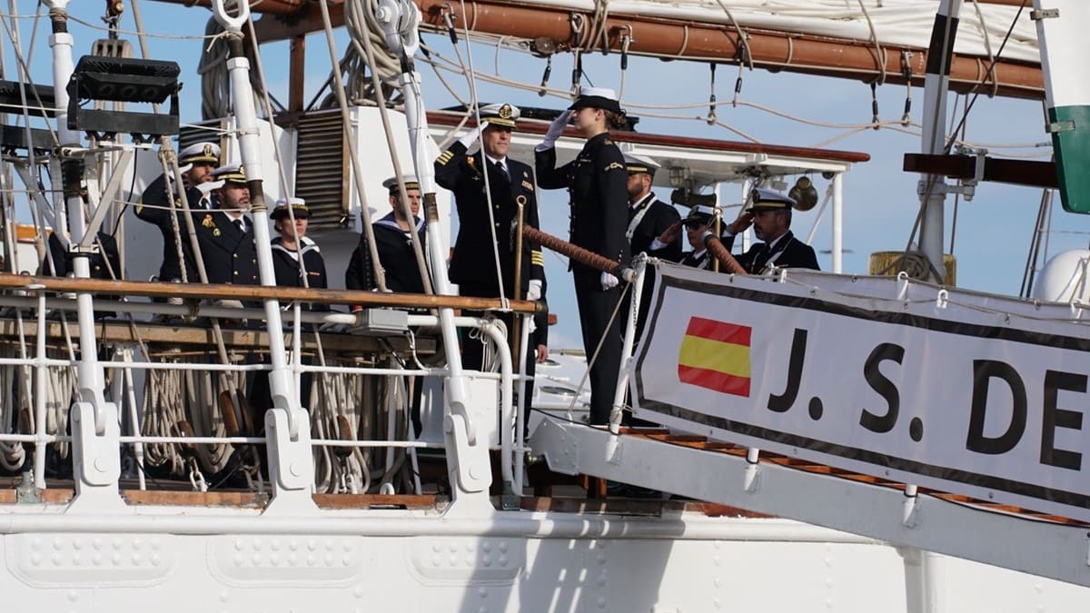 La Princesa, junto en el momento de subir al buque escuela | Iván Niño