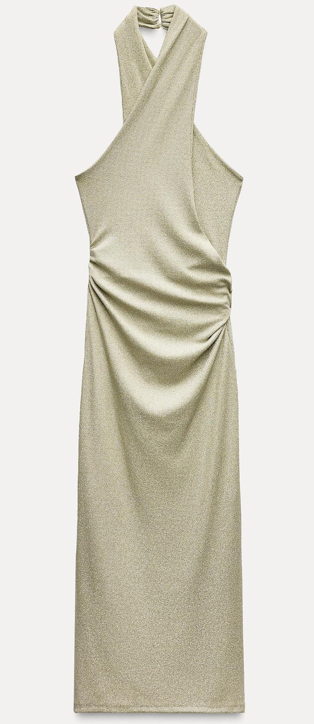 El vestido halter de hilo metalizado en color oro de Zara