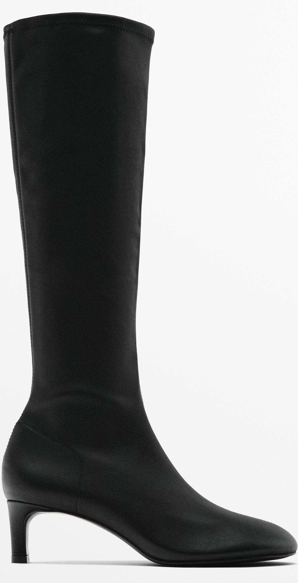 La bota elástica con tacón en color negro de Massimo Dutti