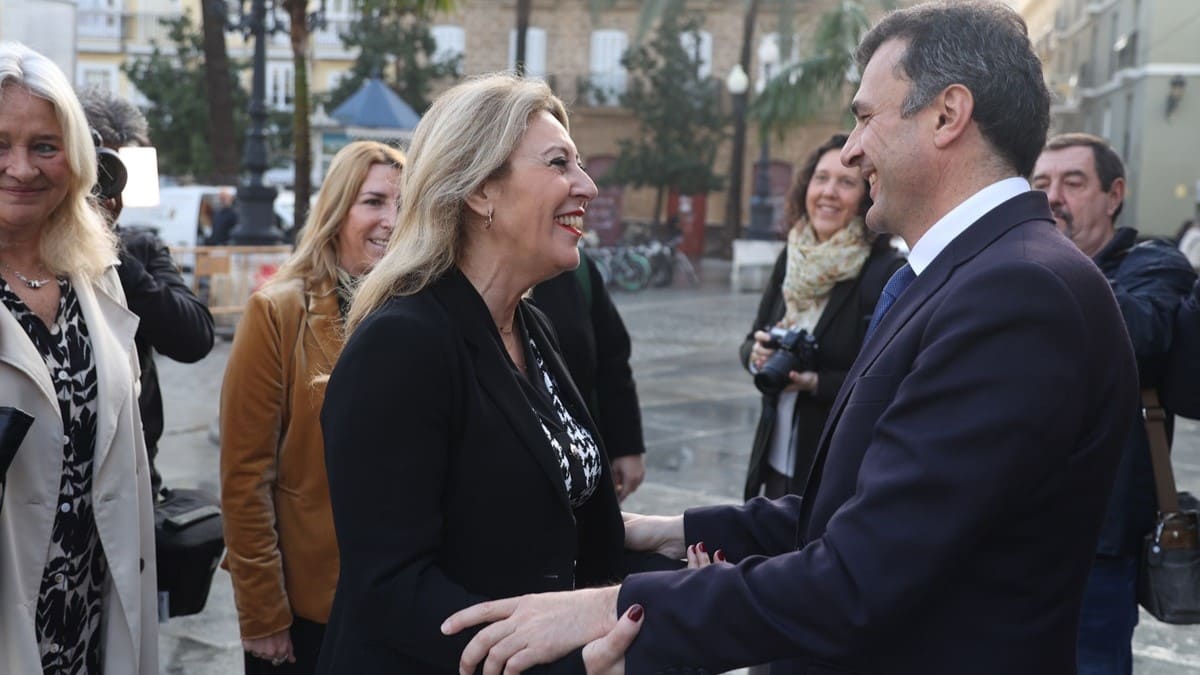 Carolina España es recibida por Bruno Garcías a las puertas del Ayuntamiento de Cádiz | Cristo García