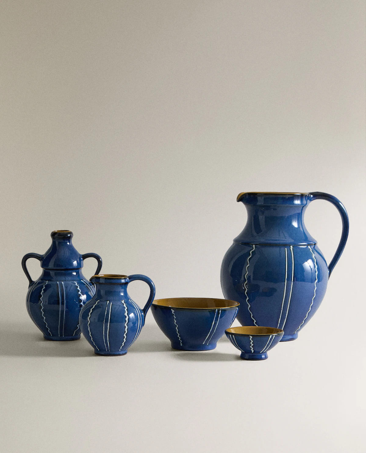 Vajilla de cerámica con dibujos