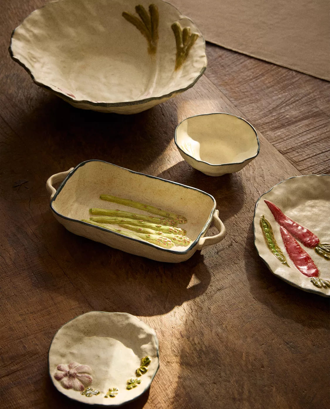 Vajilla de cerámica con diseño de vegetales