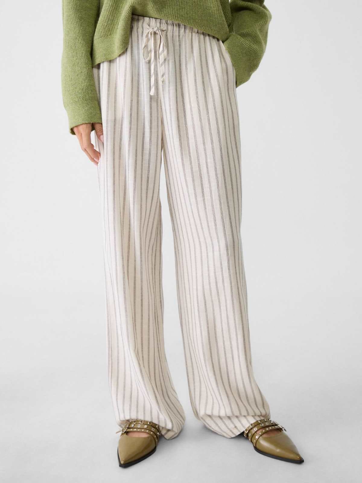 Pantalón fluido con lino print de Stradivarius