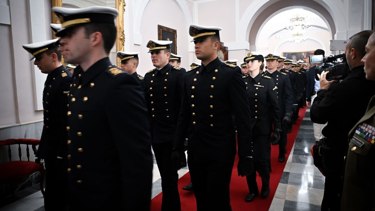 Recepción a los guardiamarinas en el interior del Ayuntamiento de Cádiz