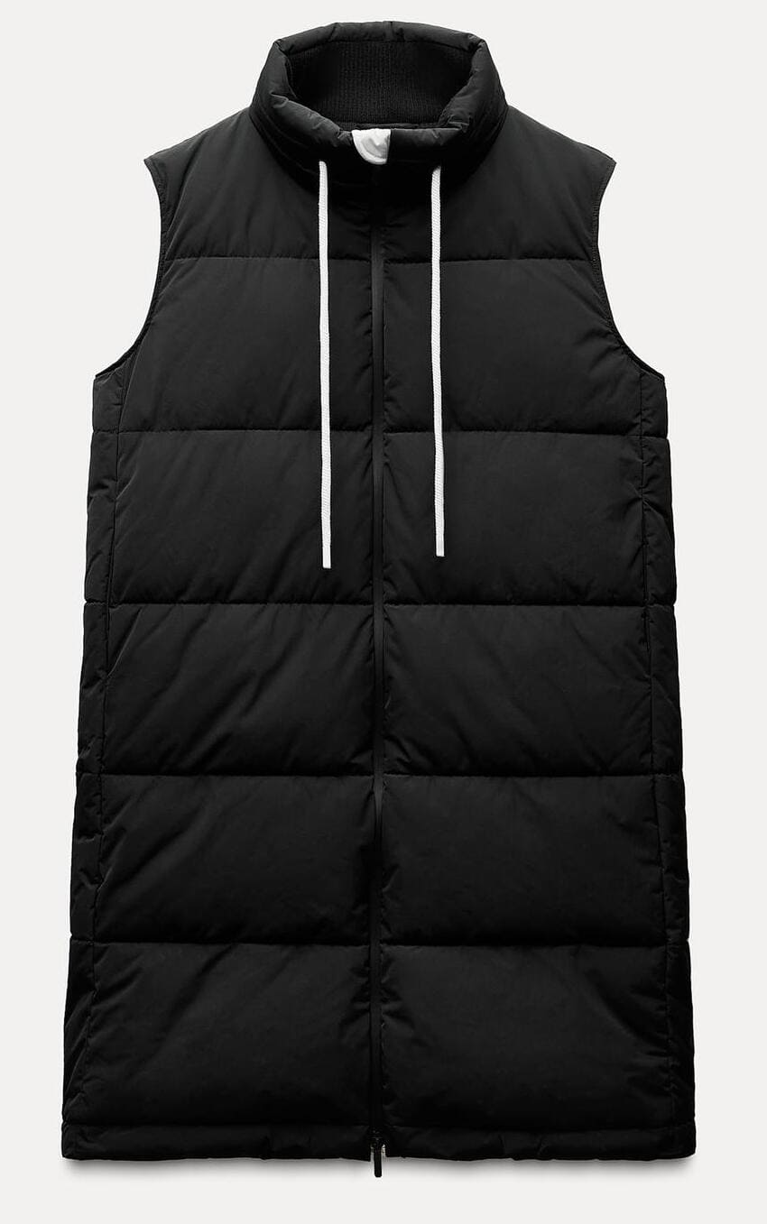 El chaleco largo acolchado ZW Collection en color negro de Zara