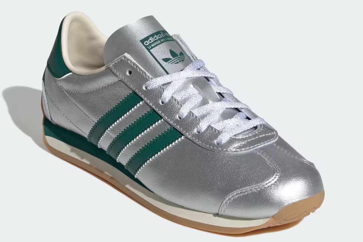 Las zapatillas Country OG en color plata de Adidas