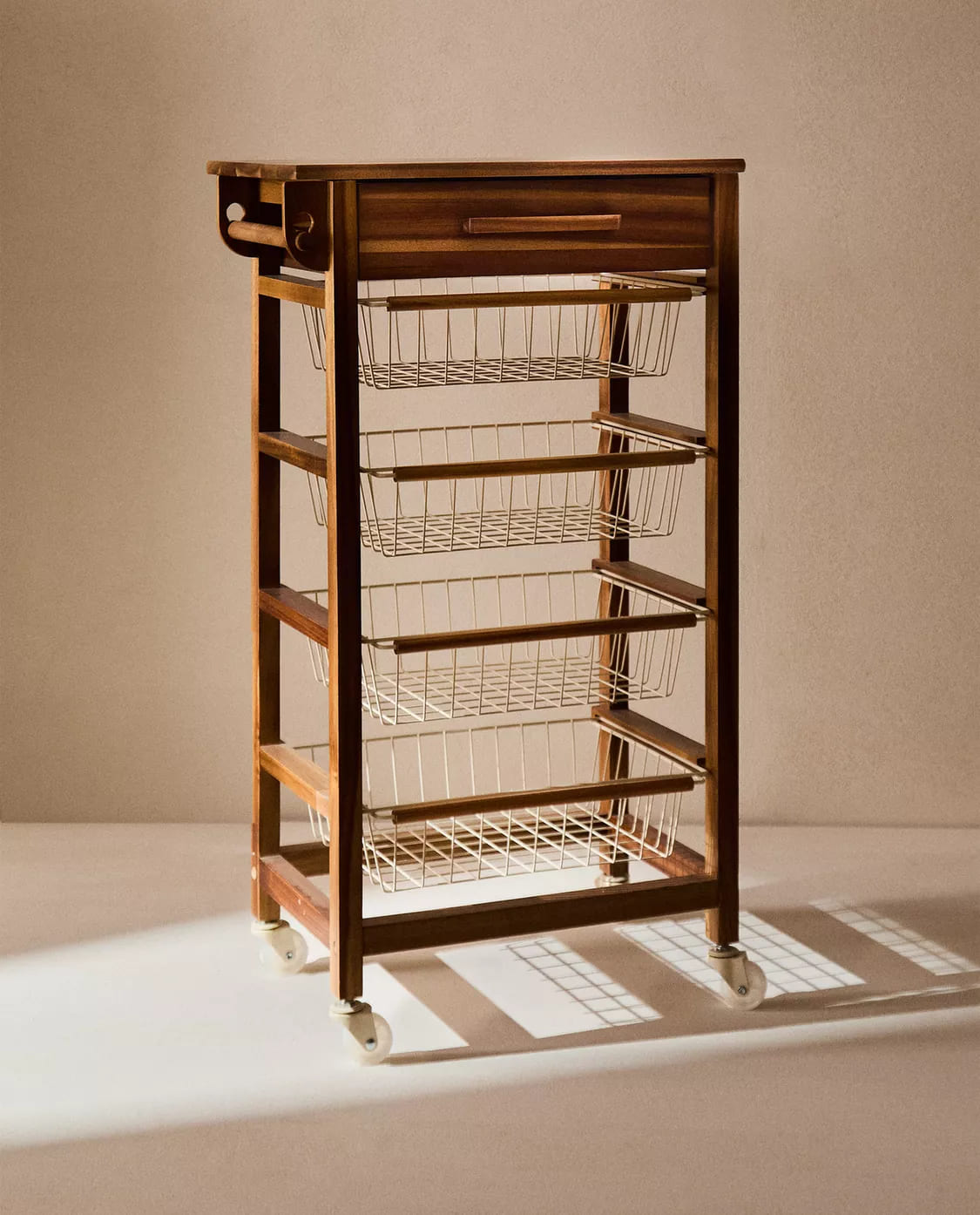 Mueble de almacenaje elaborado en madera y metal con ruedas