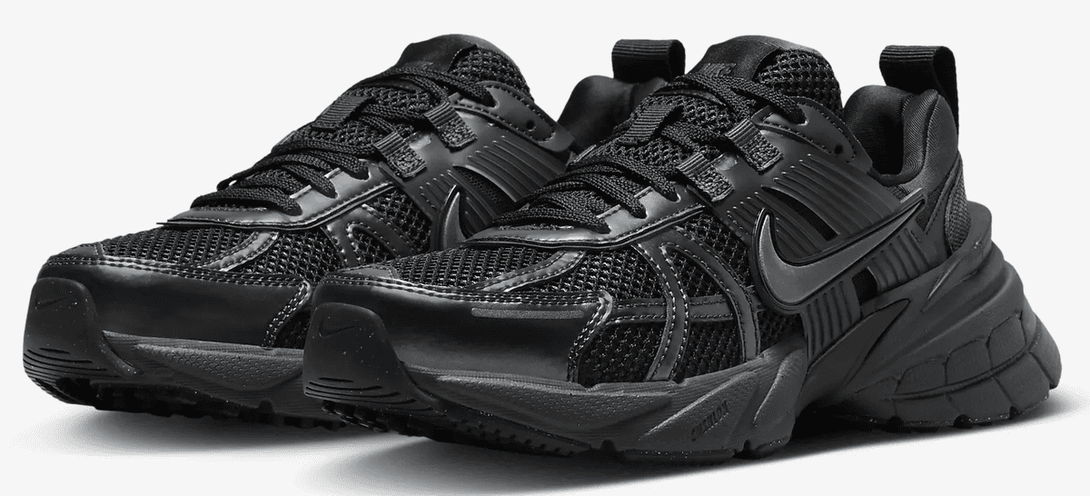 Las zapatillas negras con plataforma Nike V2K Run
