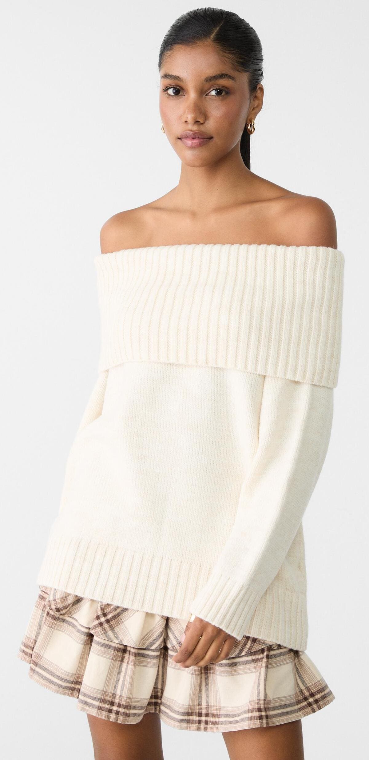 El jersey de punto con hombros al descubierto en color crudo de Stradivarius