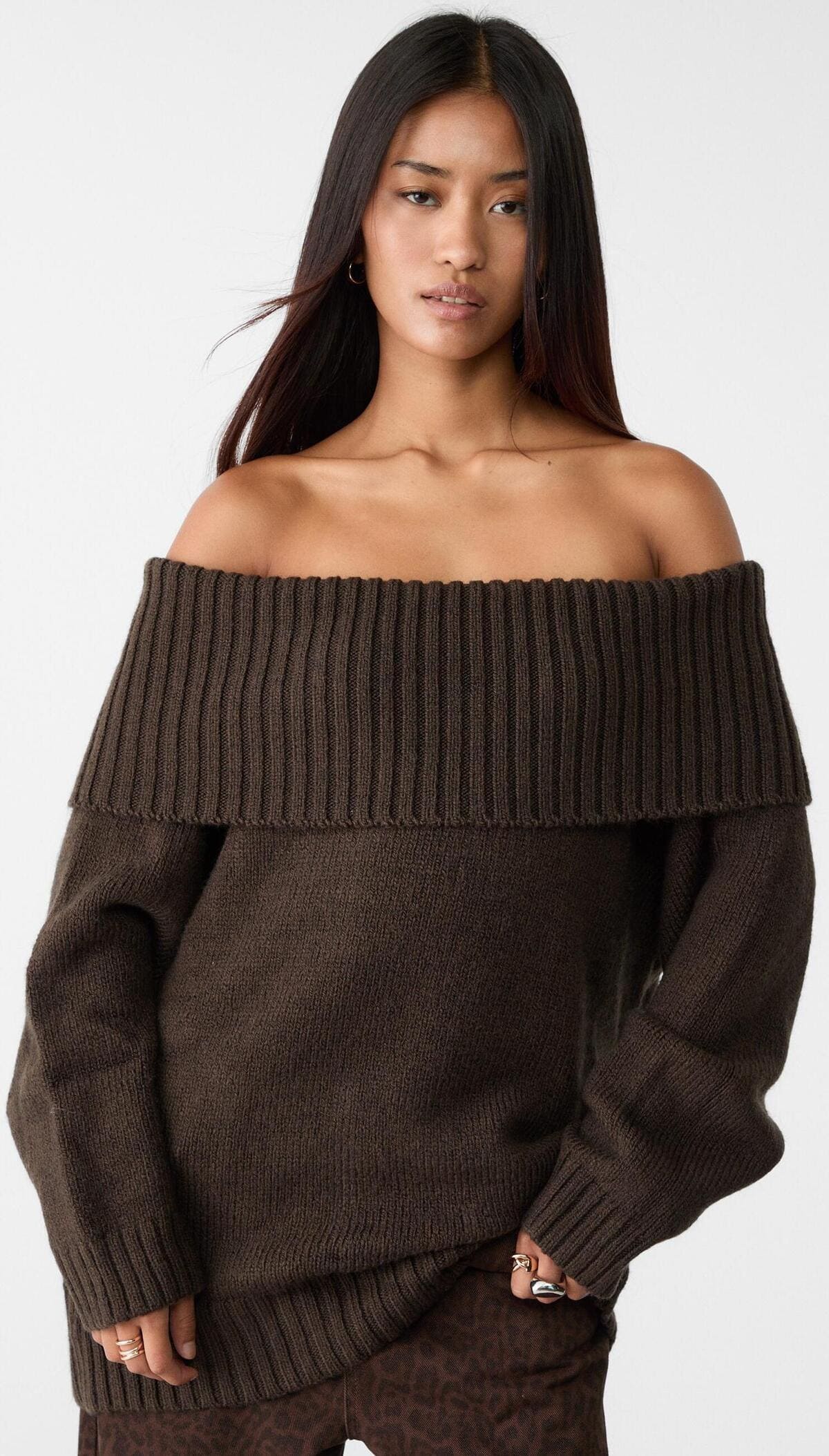 El jersey de punto con hombros descubiertos en color marrón de Stradivarius