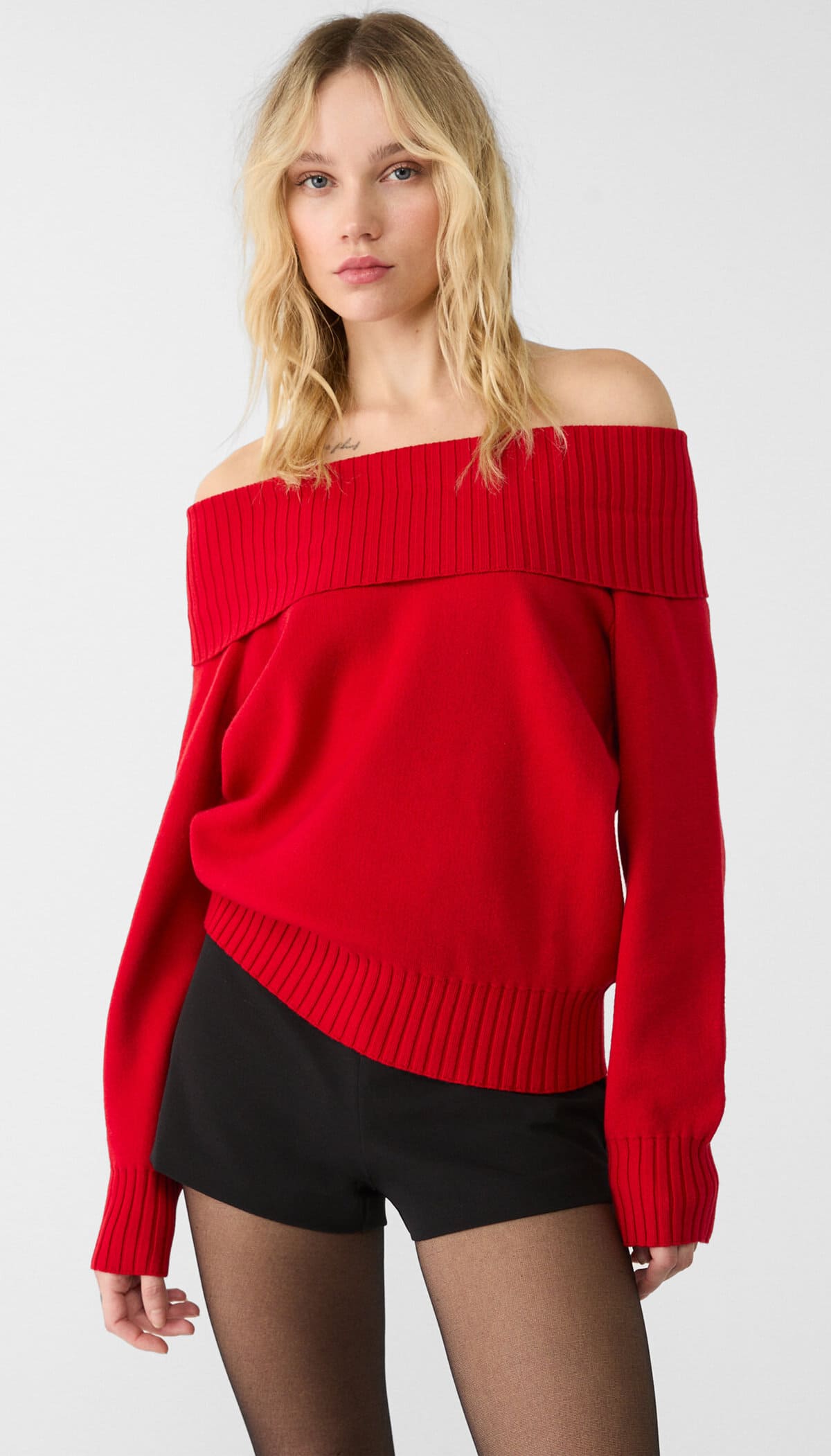 El jersey de punto con hombros descubiertos en color rojo de Stradivarius