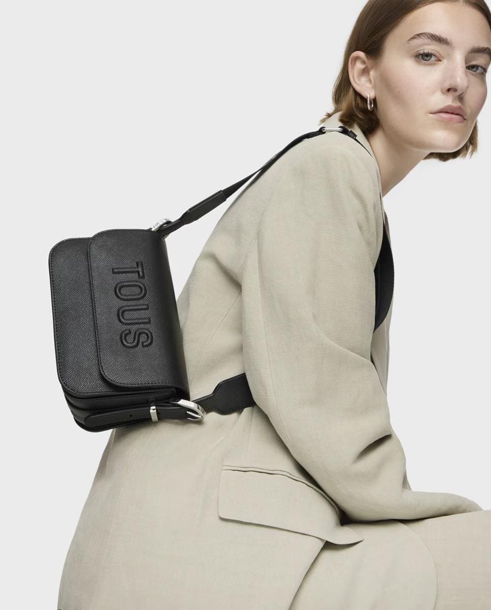 Bandolera S Brenda con detalle de la marca