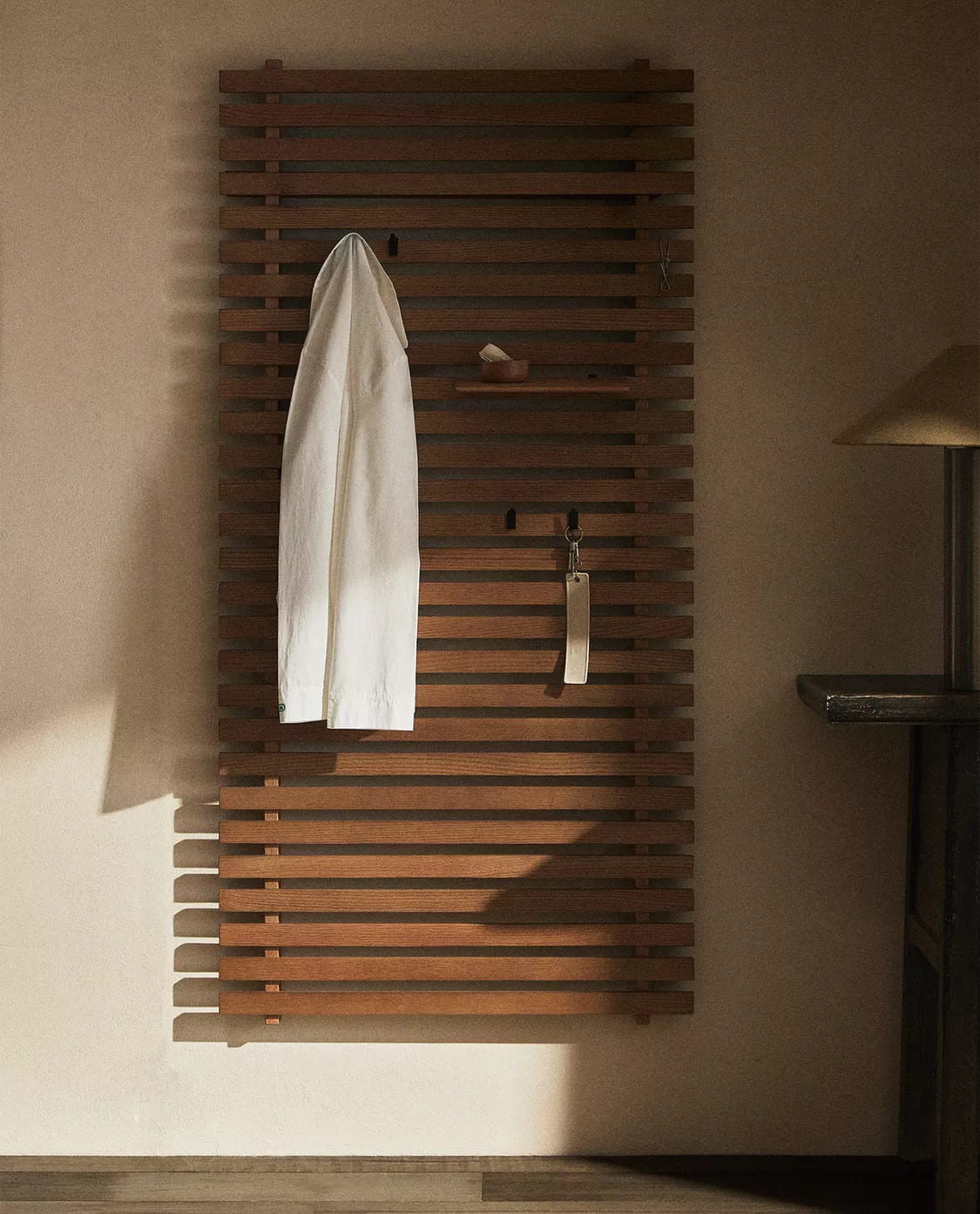 Mueble de entrada con estantería y colgadores