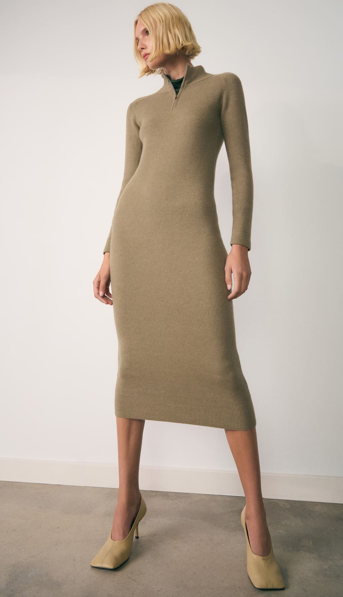 El vestido de punto con cremallera en color beige de Mango