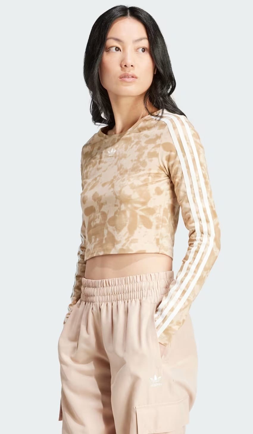 La camiseta corta con tres bandas en color beige de Adidas