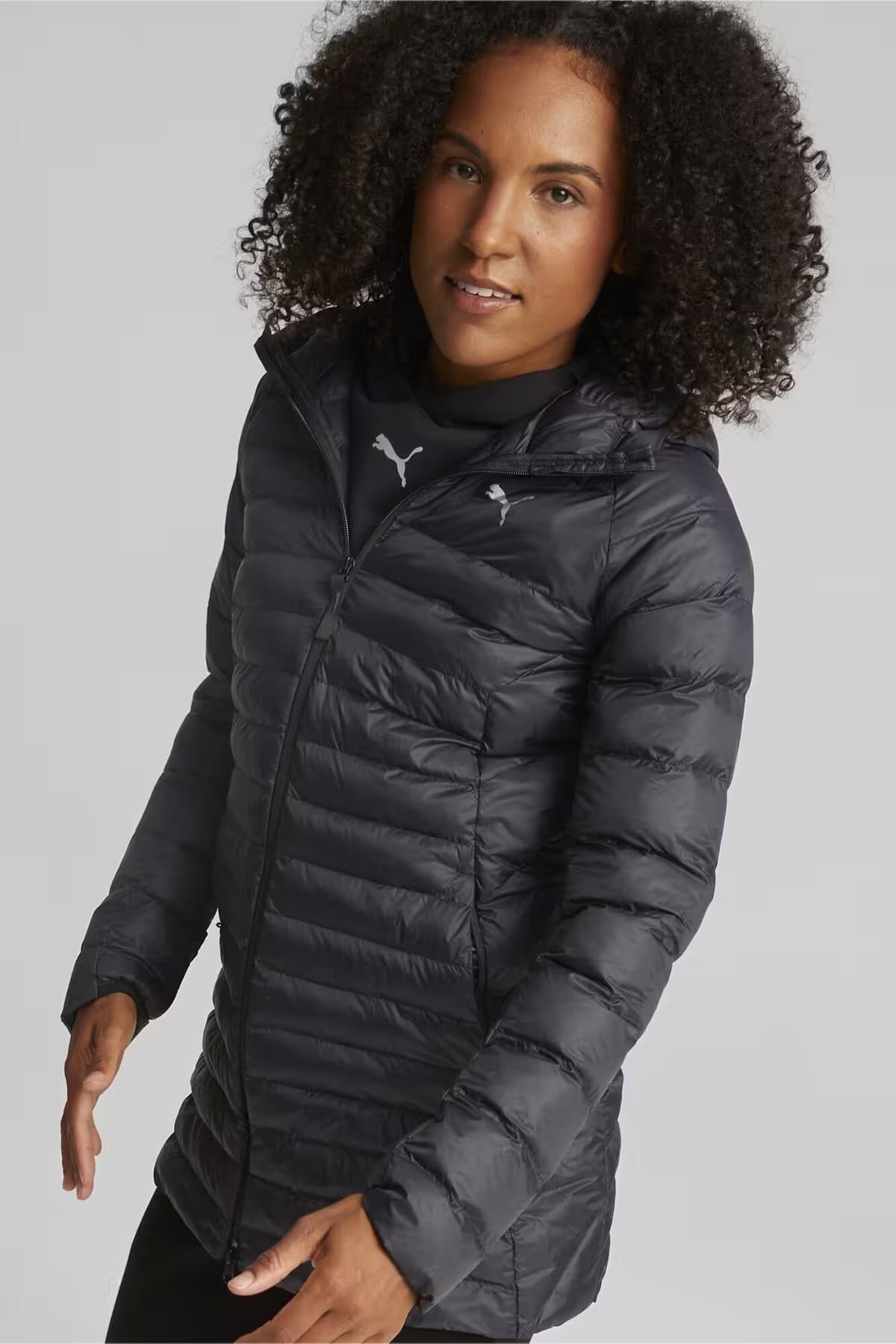 La chaqueta PackLITE para mujer en color negro de Puma en Decathlon