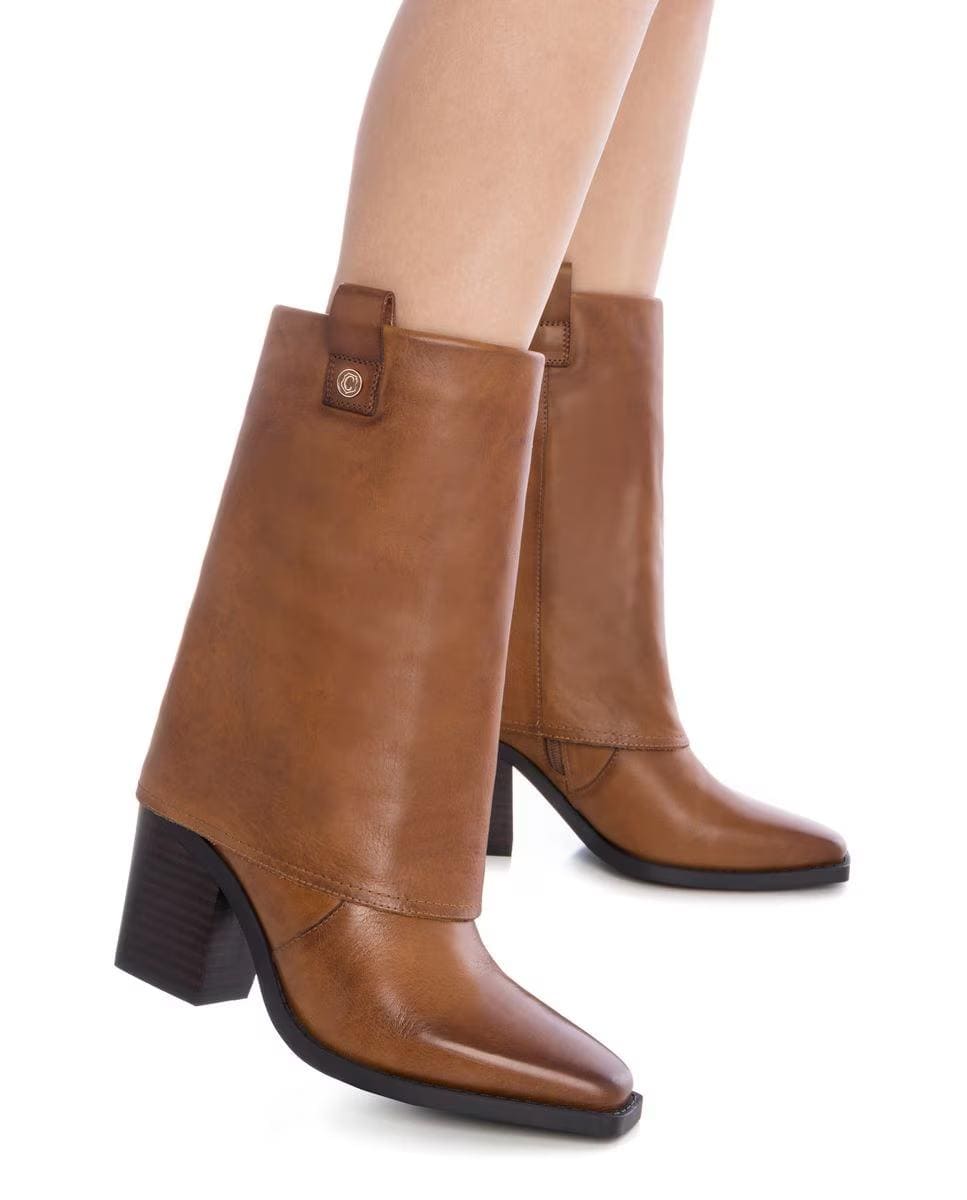 Botas planas de piel con solapa