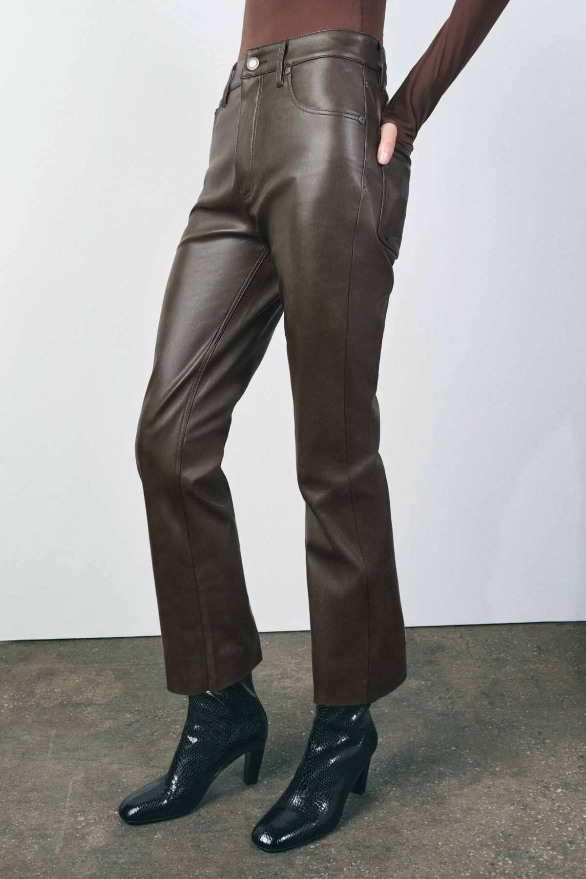 Pantalón zw collection bootcut cropped tiro alto efecto piel de Zara
