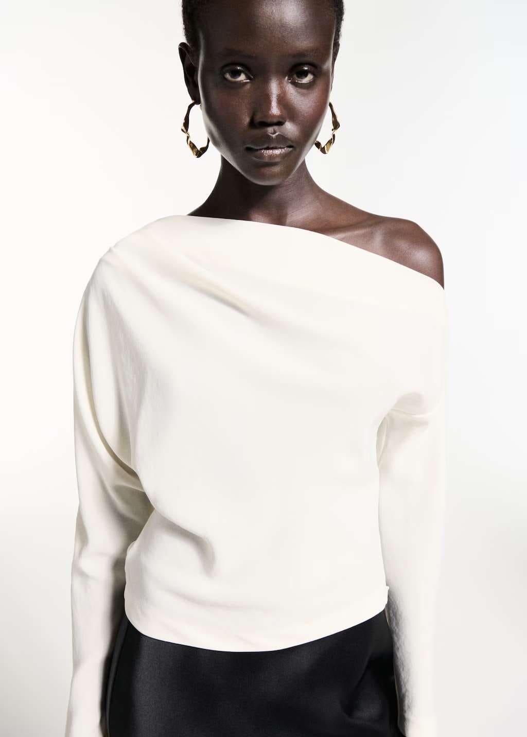 Blusa asimétrica detalle fruncido de Mango