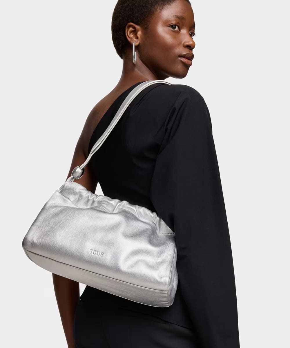 El nuevo bolso shopper mediano plateado Tous Gloss