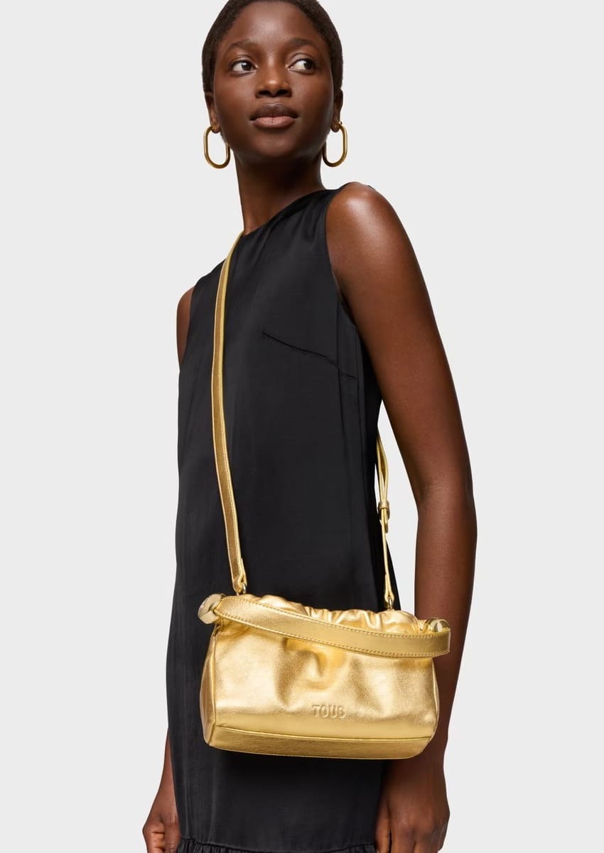 El nuevo bolso bandolera pequeño en color dorado Tous Gloss