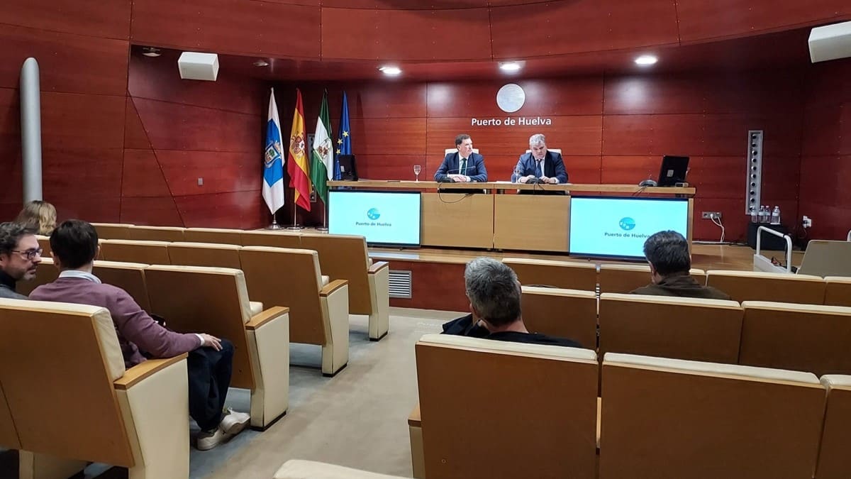 Alberto Santana, presidente del Puerto de Huelva, atiende a los medios
