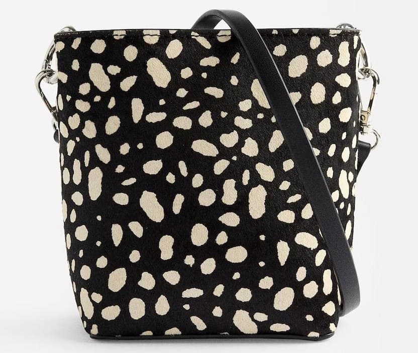 Bandolera de piel con cierre imantado y estampado animal