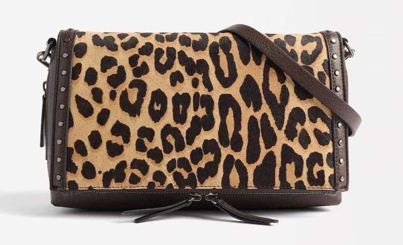 Bolso de hombro con solapa y estampado animal print con tachuelas