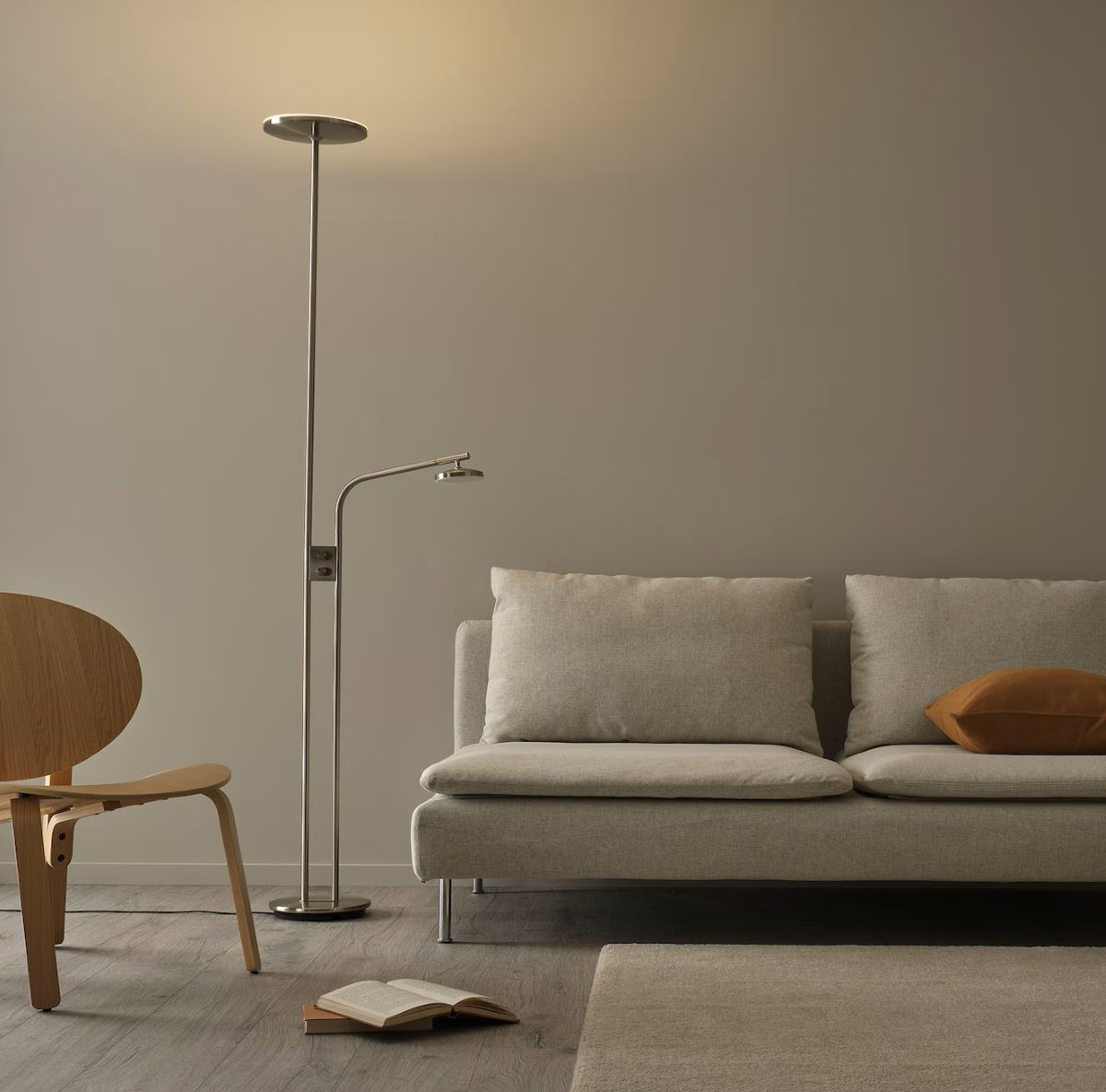 Lámpara de pie LED de la serie ISJAKT de Ikea