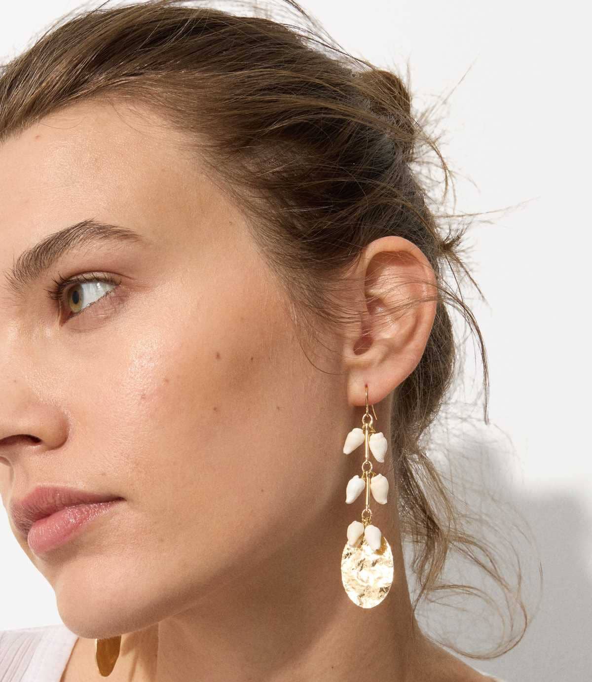 Pendientes largos dorados con conchas de Parfois