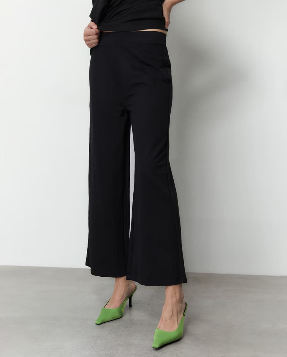 El pantalón efecto lino en color negro de Sfera en El Corte Inglés