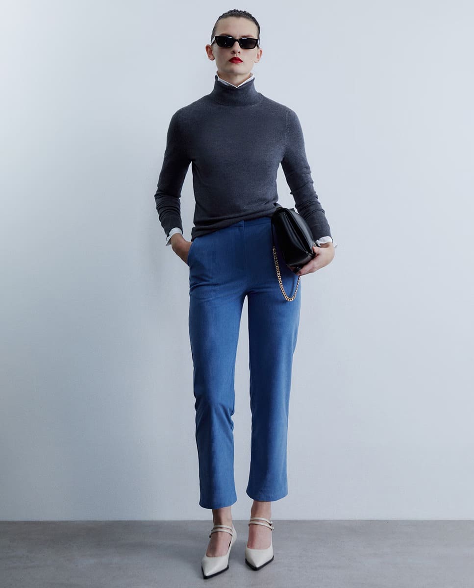 El pantalón de traje de pana en color azul de Sfera en El Corte Inglés