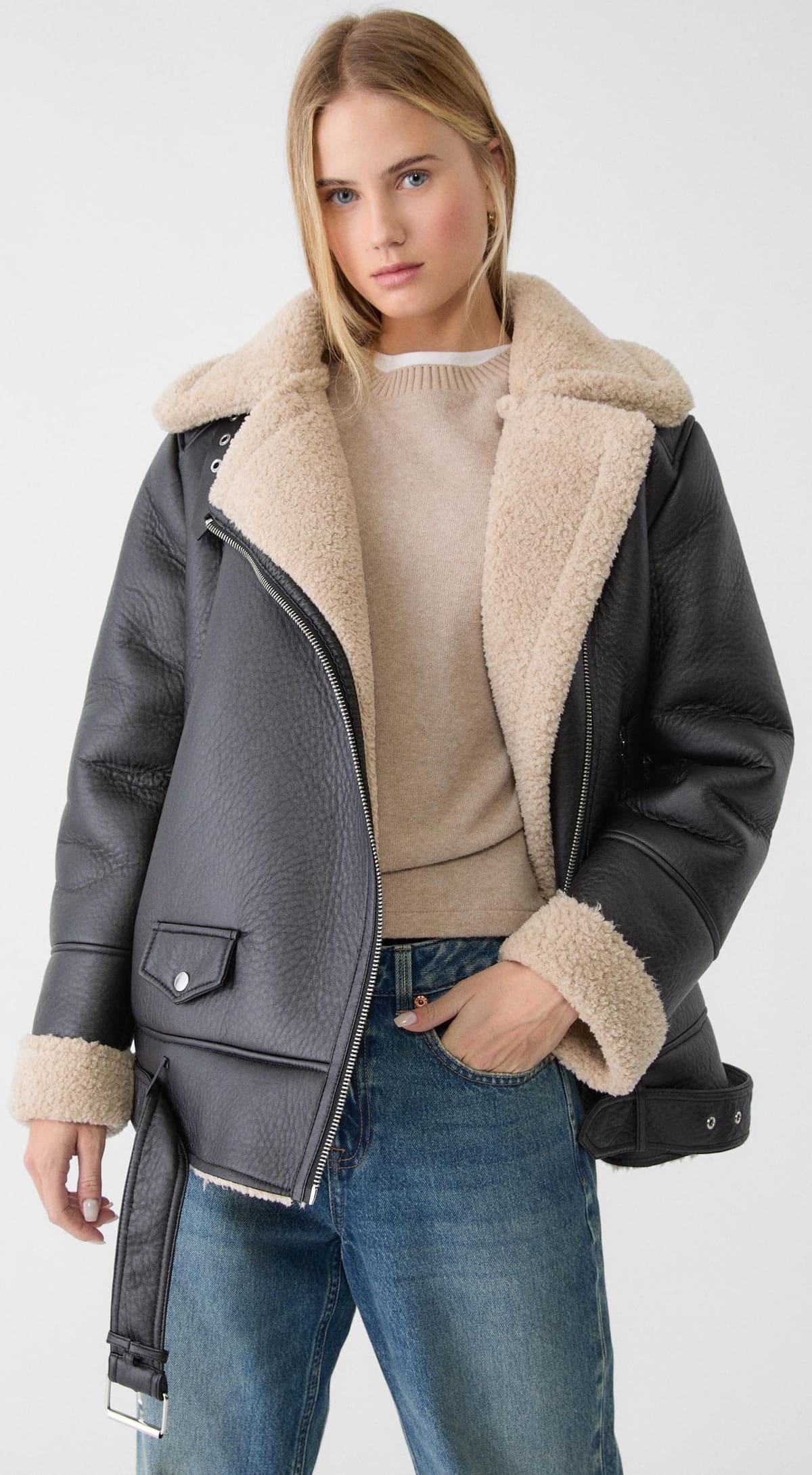 La cazadora biker con doble faz con cinturón y pelo a contraste de Stradivarius