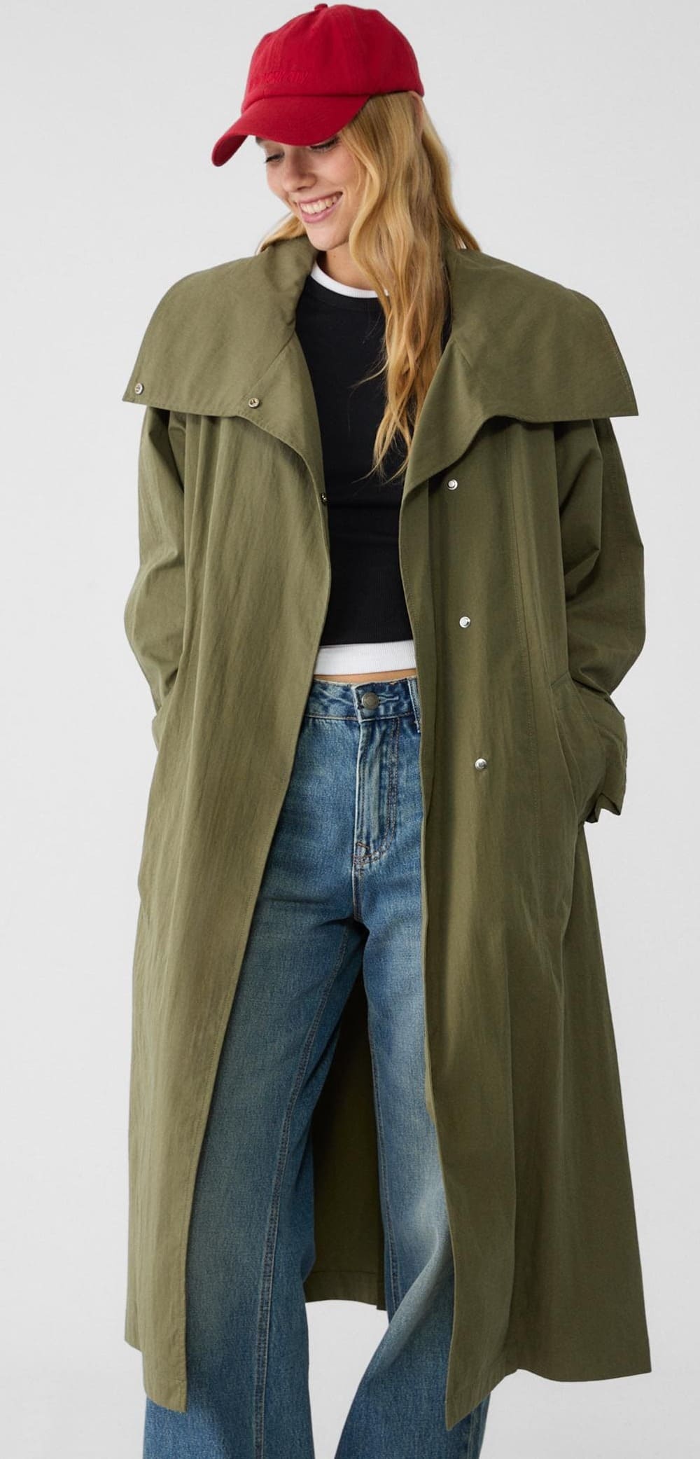 El abrigo trech largo oversize en color verde de Stradivarius