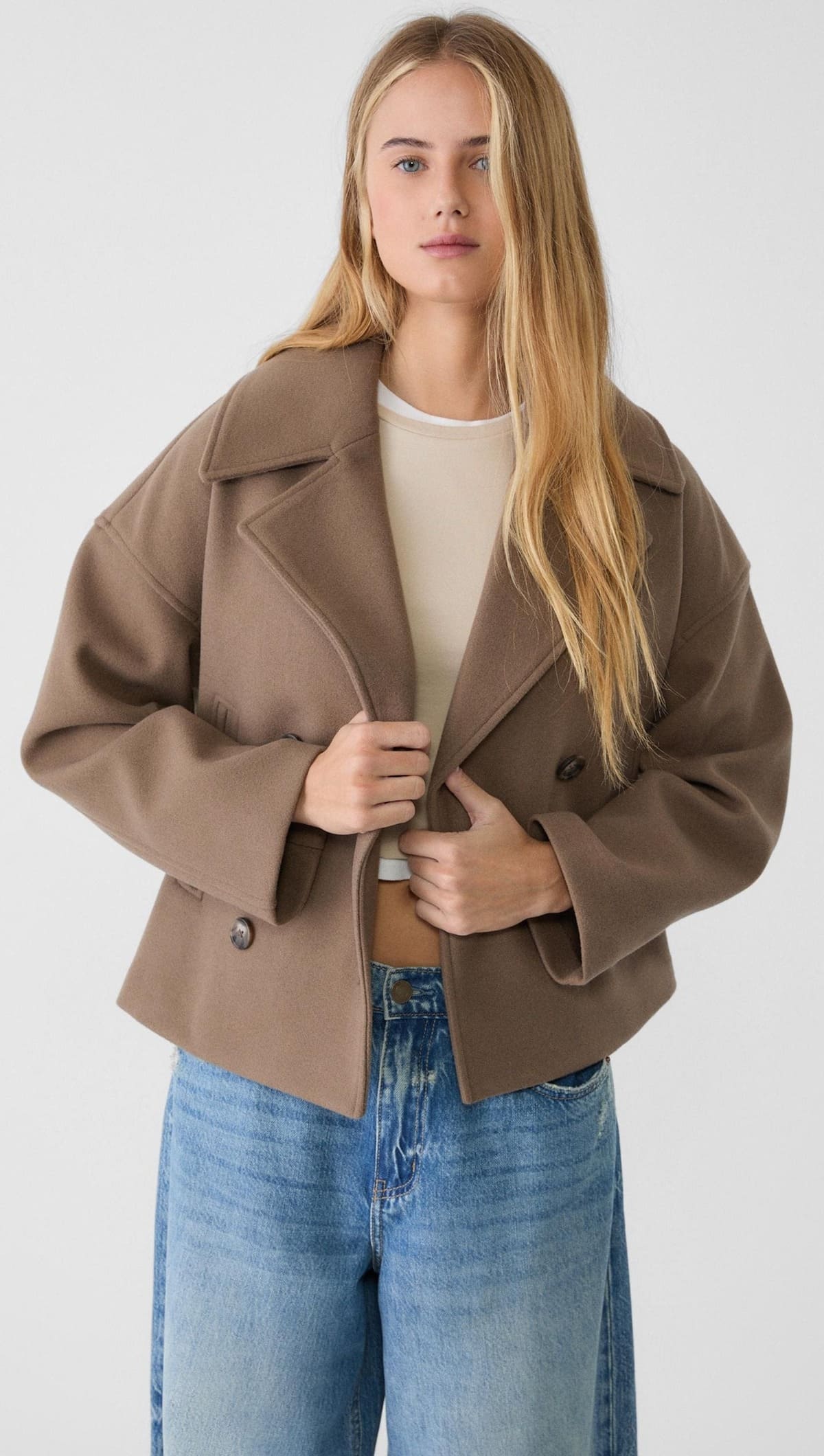 El abrigo corto cruzado en color marrón de Stradivarius