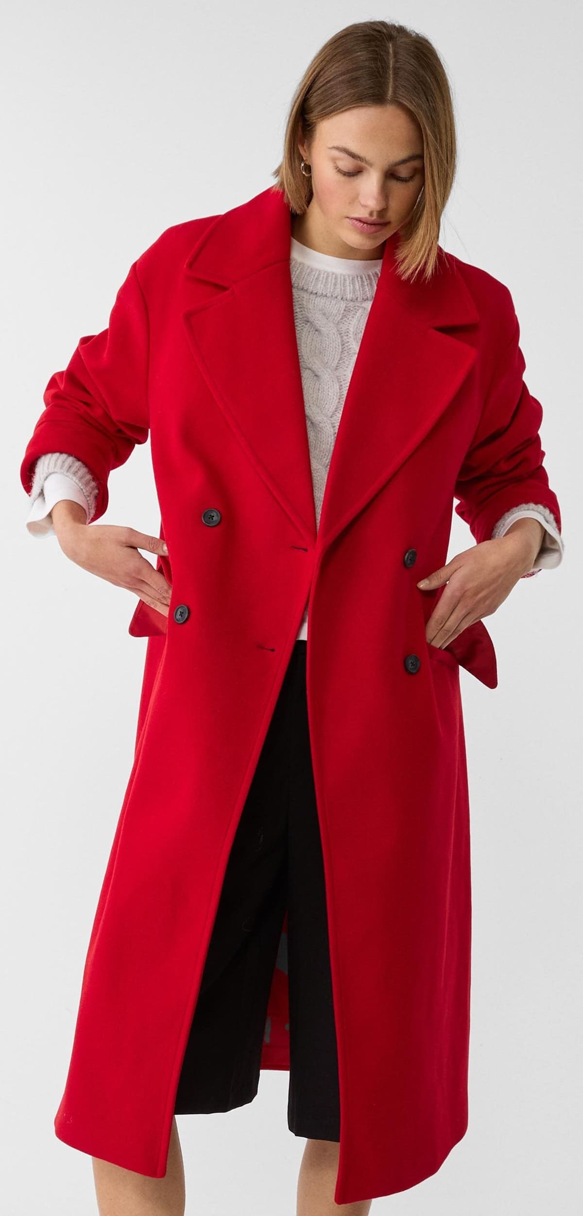 El abrigo largo oversize en color rojo de Stradivarius