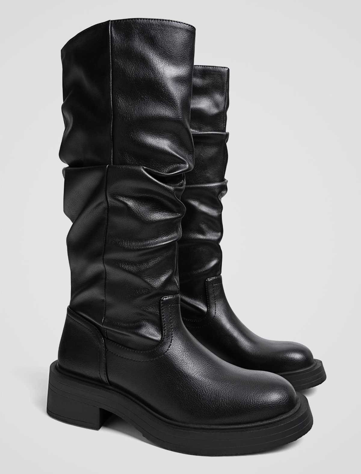 Botas altas slouchy planas de Stradivarius