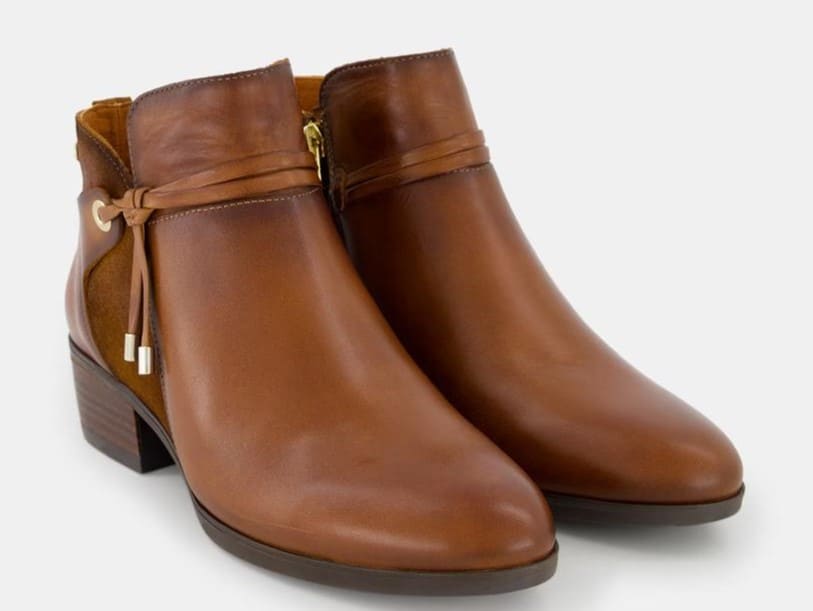 Botines Daroca en piel con detalle de cintas