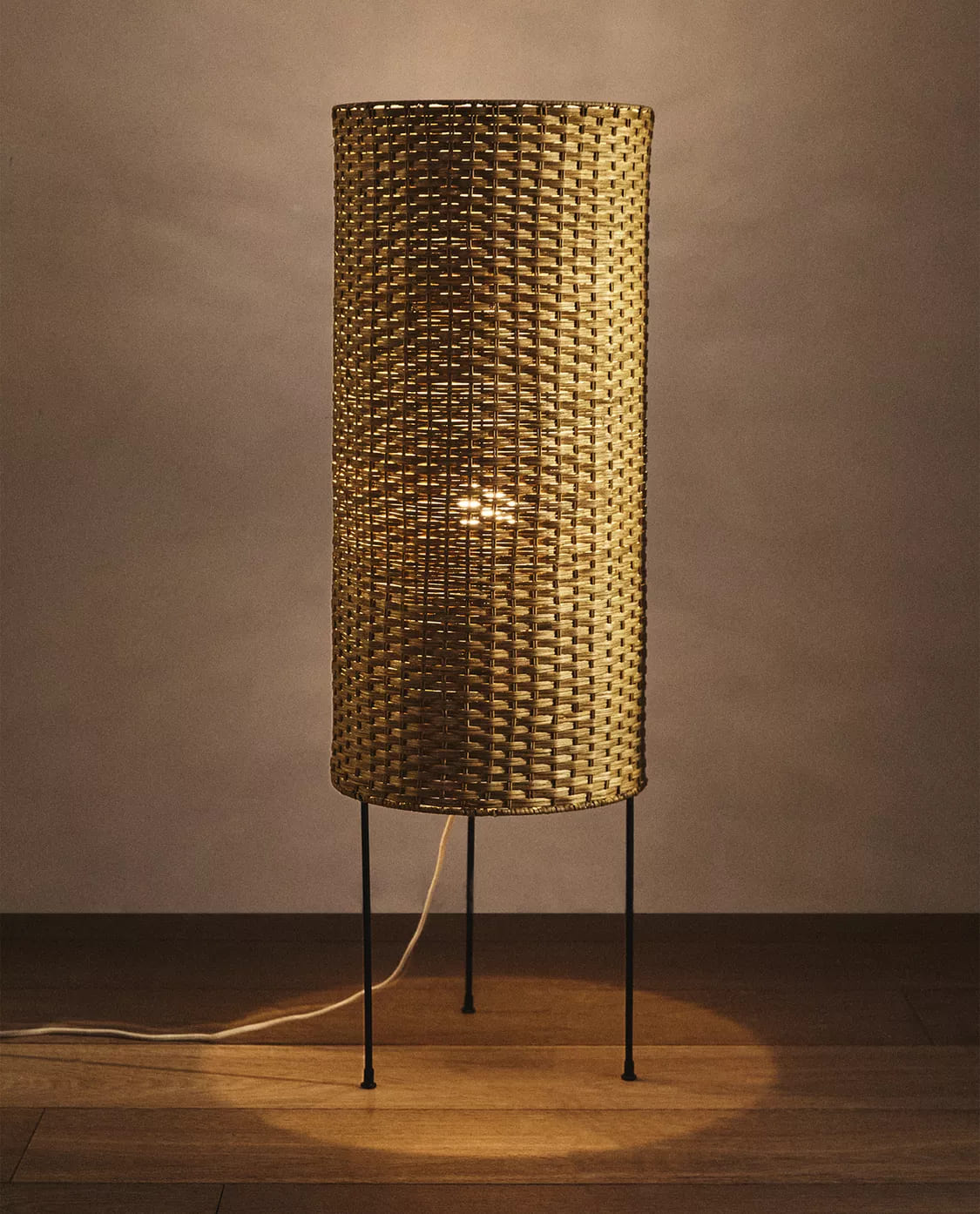 Lámpara de pedestal elaborada en ratán