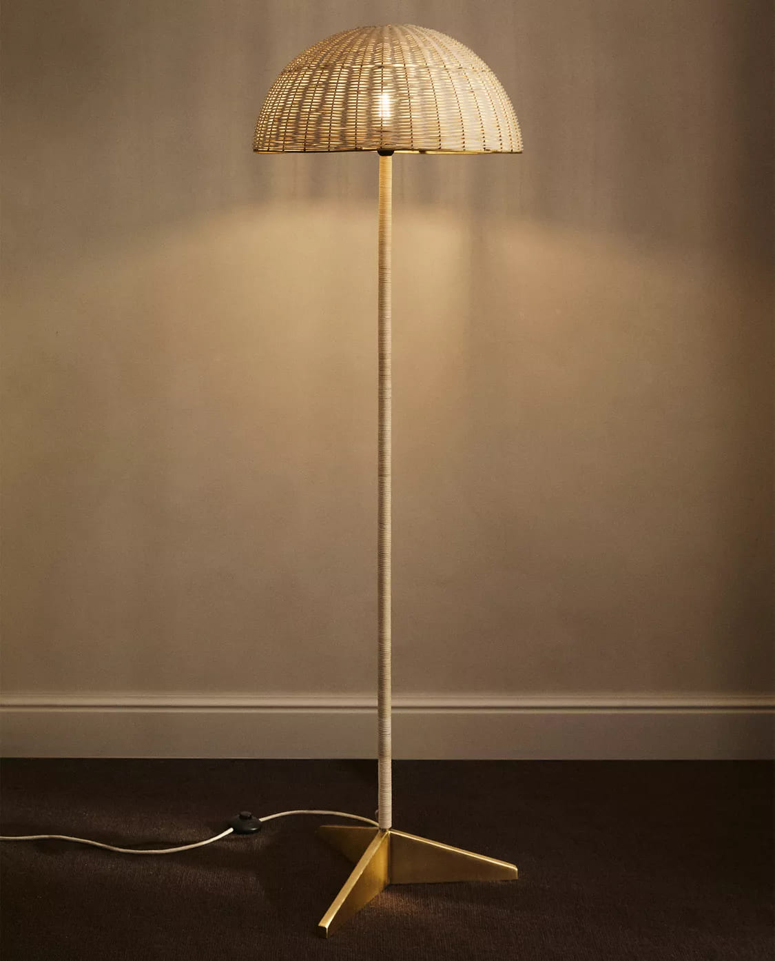 Lámpara de pie fabricada en ratán Brass Nanushka