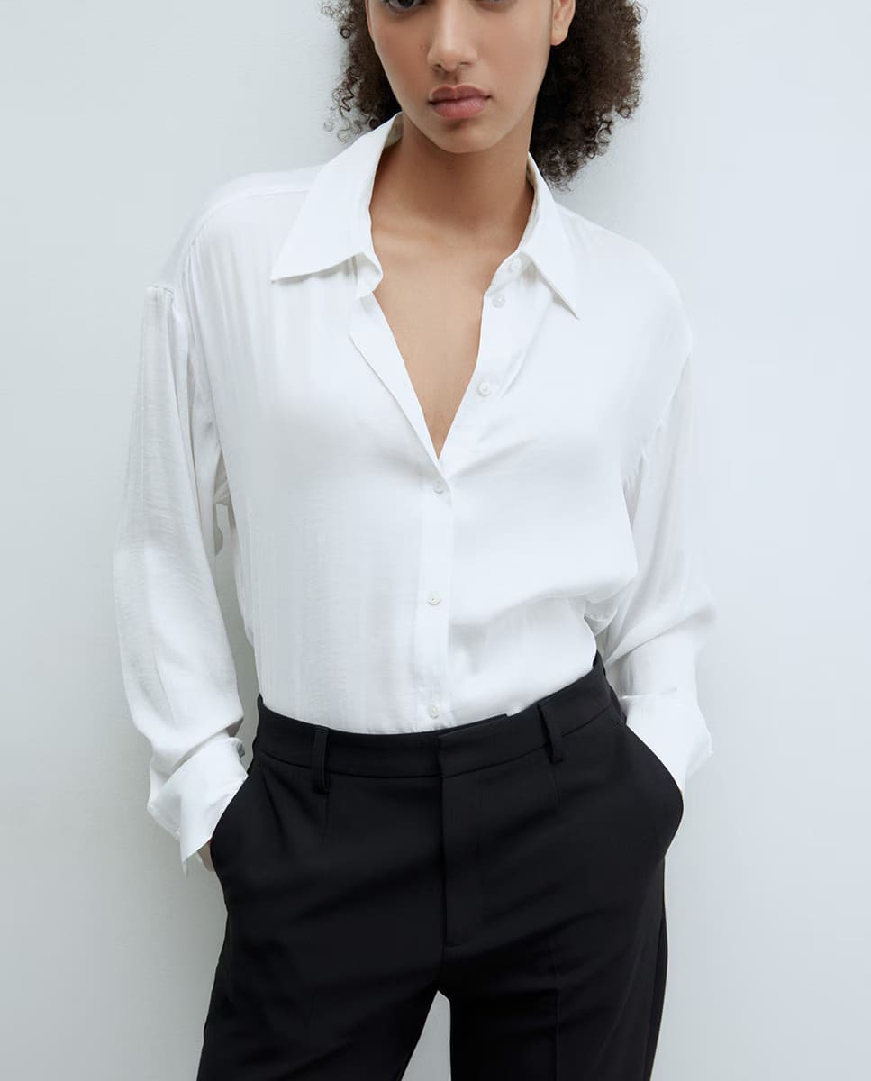 La camisa satinada lisa en color blanco de Sfera en El Corte Inglés