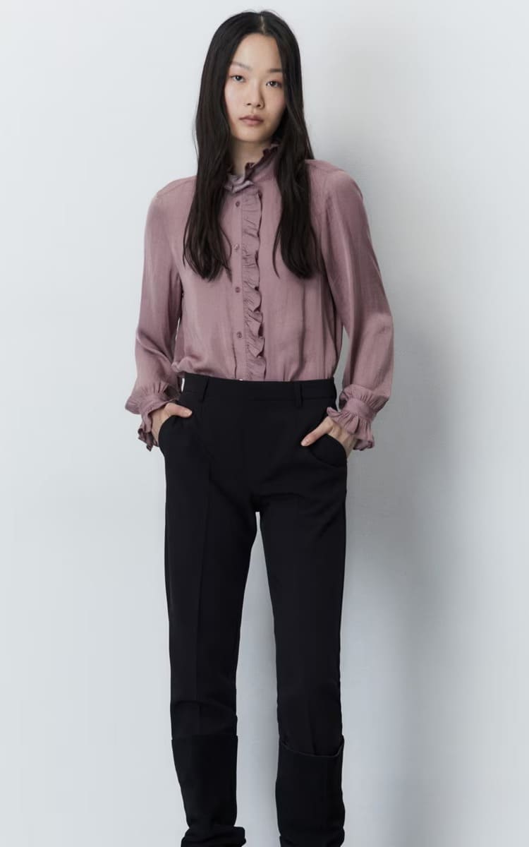 La blusa con volante plisado en color rosa de Sfera en El Corte Inglés