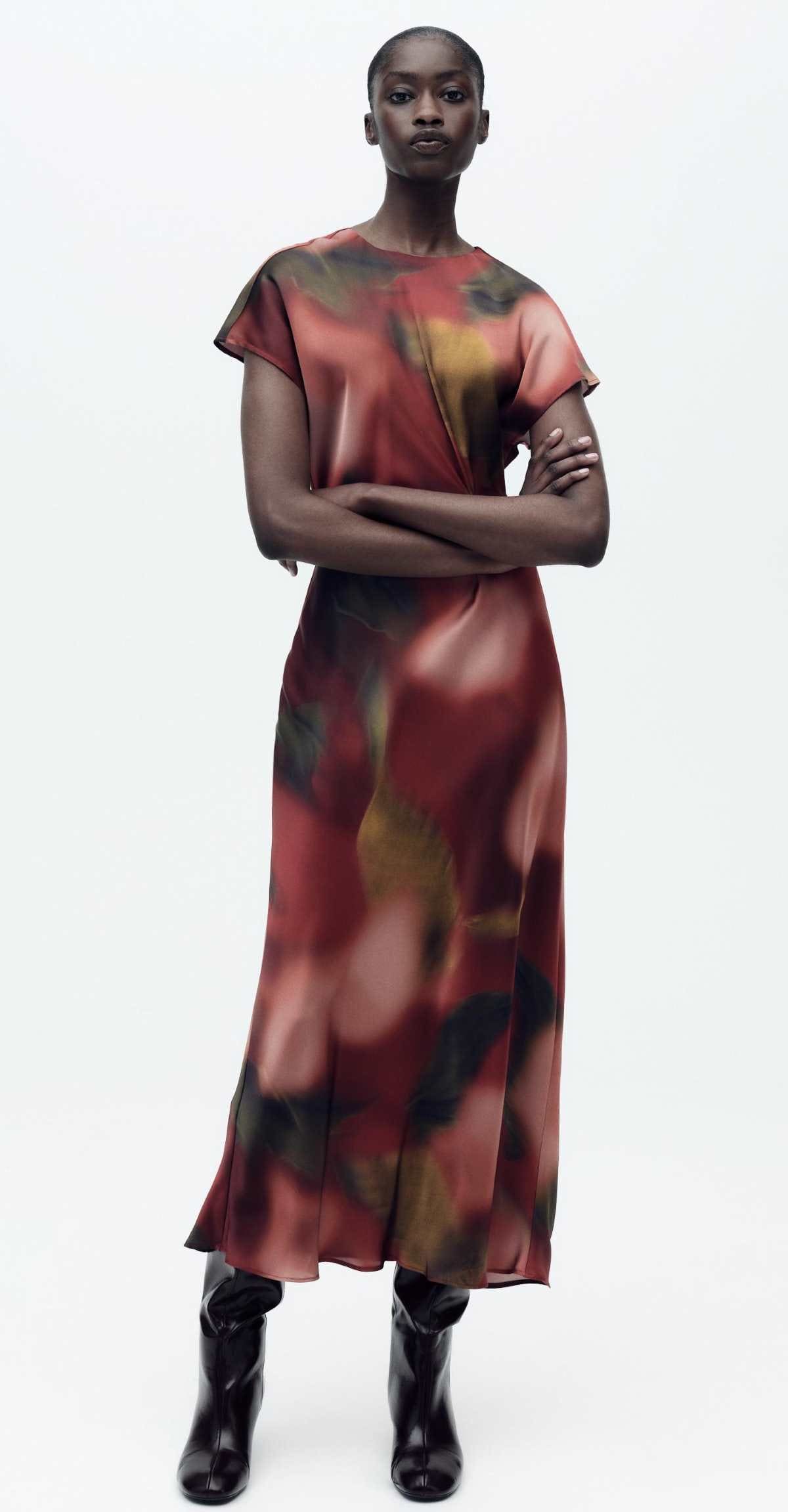 Vestido midi satinado estampado de Zara