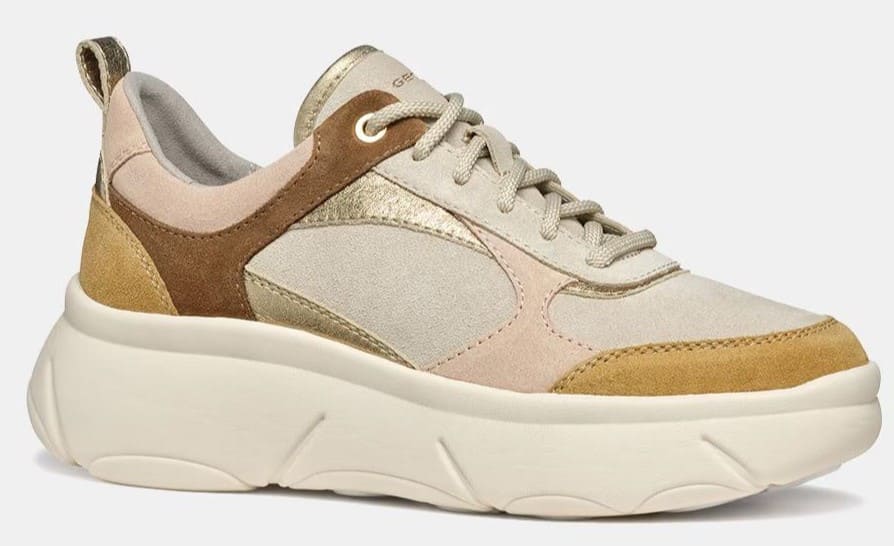 Deportiva transpirable con suela gruesa