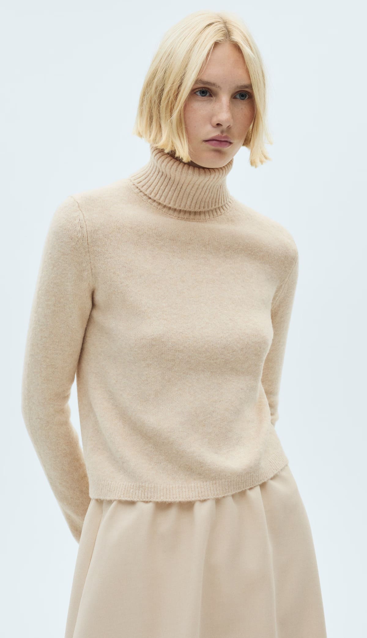 El jersey con cuello vuelto beige de Mango