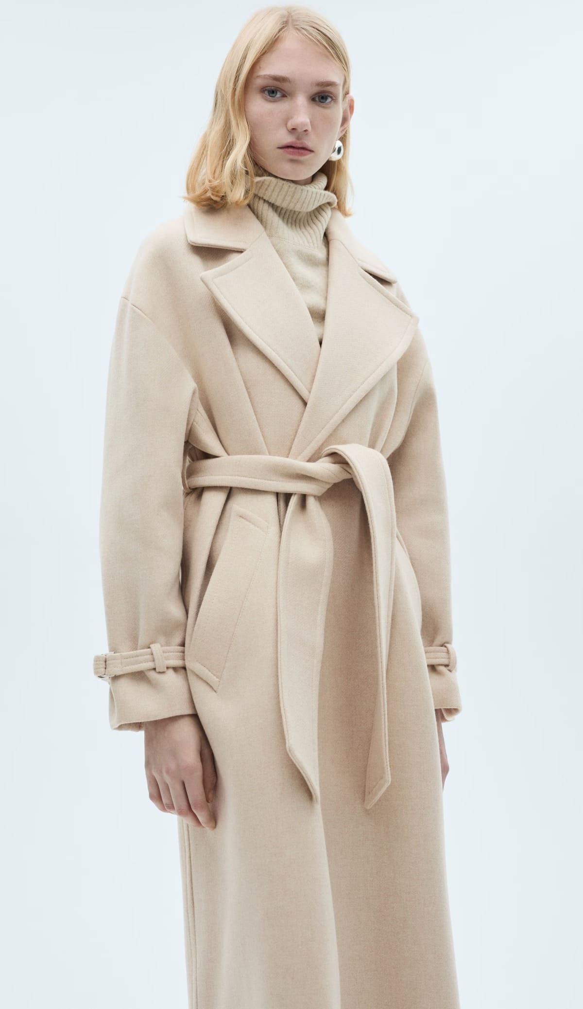 El abrigo de lana manteco maxi solapas en color beige de Mango