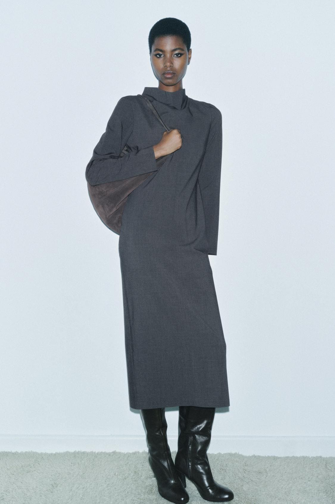 El vestido midi con abertura ZW Collection en color gris de Zara