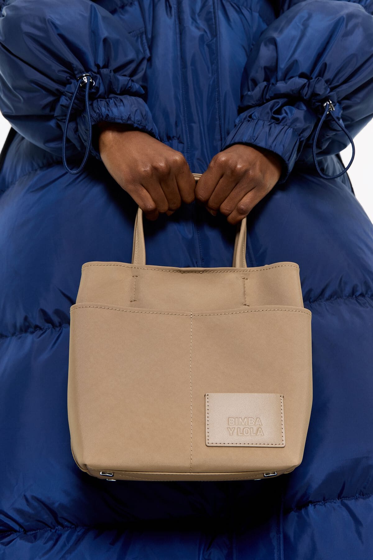 El bolso chihuahua pequeño de nylon color corteza de Bimba y Lola