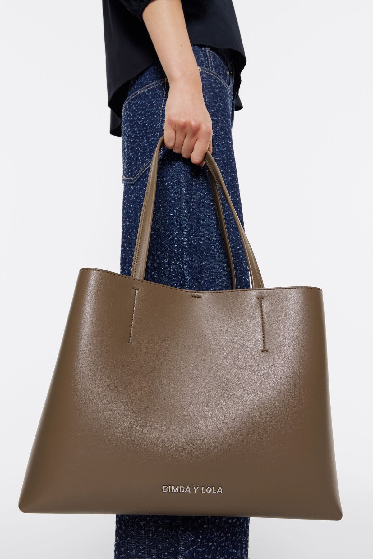 El bolso shopper Chihuahua grande de piel en color topo oscuro de Bimba y Lola